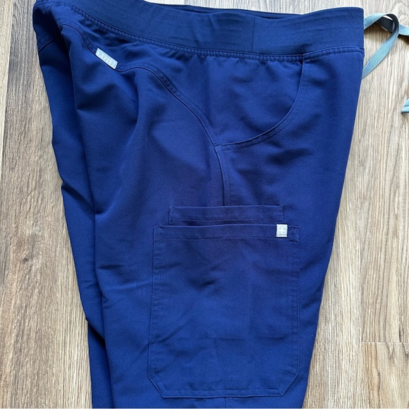 Figs Womens Kade Scrub Cargo Pants Medium Navy Blue Bottoms Medical Straight Leg - Picture 5 of 8